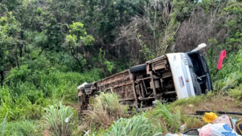 Mulher morre e 29 ficam feridas após ônibus tombar na BR-153 no Tocantins