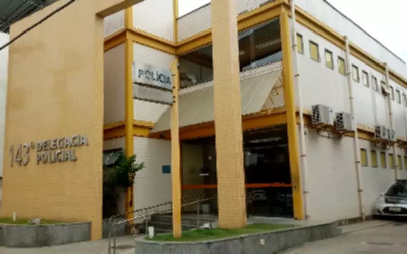 Mulher é presa em Itaperuna por decepar dedos da mãe; polícia investiga insanidade mental