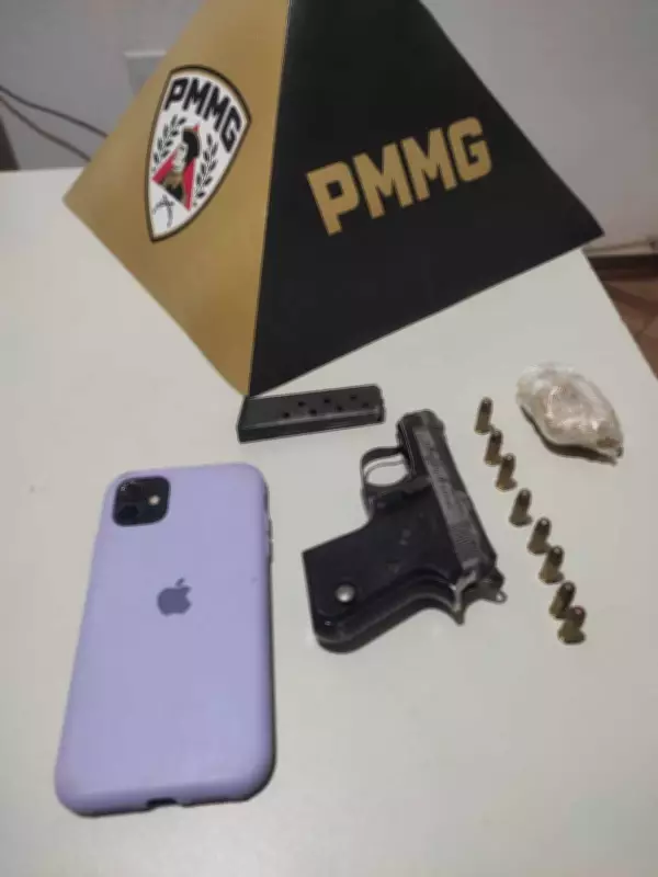 Mulher salta de moto em perseguição e é presa com arma e crack em Alvarenga