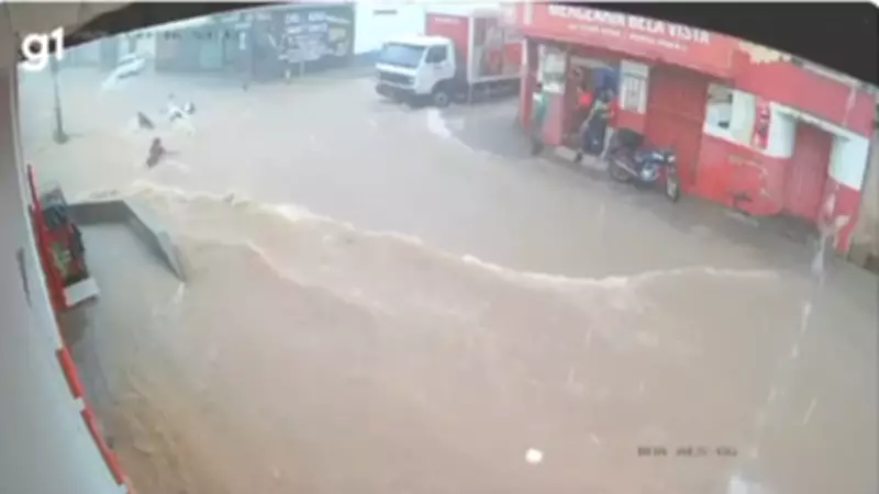 Mulheres são arrastadas por enxurrada durante forte chuva em Montes Claros, MG