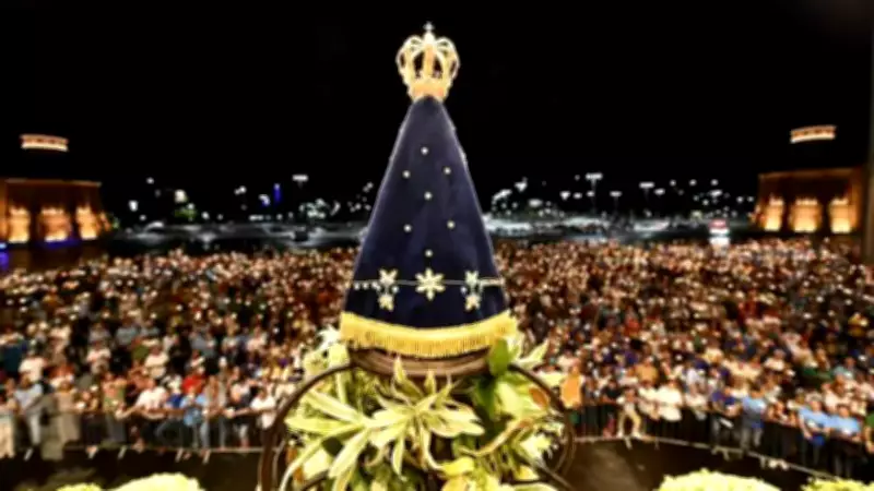 Multidão de 90 mil fiéis ilumina Aparecida em procissão do Terço dos Homens