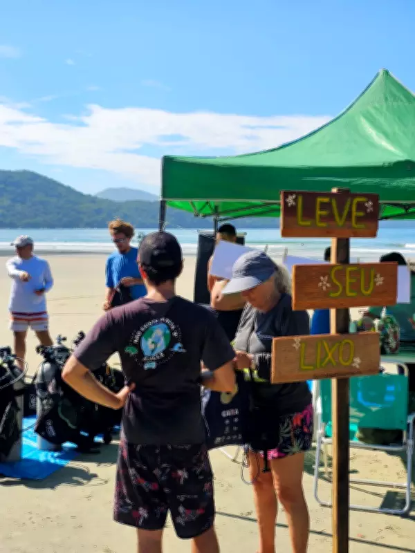 Mutirão ambiental retira quase uma tonelada de plástico do mar e areia em praia de Ubatuba