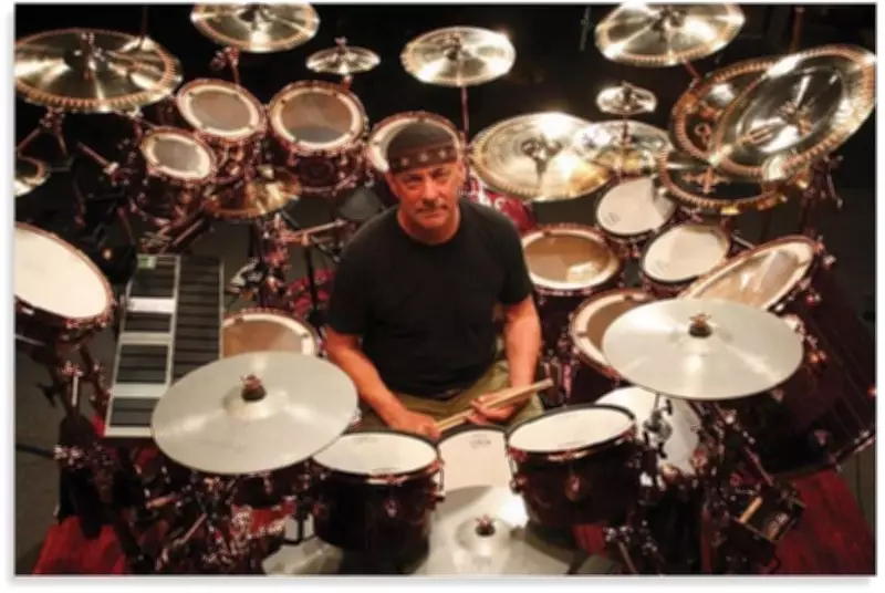 Neil Peart: A Alma do Rush e a Polêmica Turnê Mundial sem o Baterista