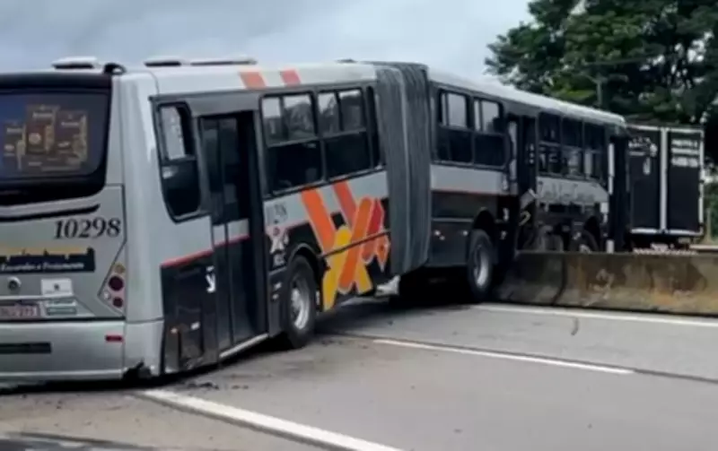Ônibus bate em barreira e invade contramão em rodovia de Cabreúva, ferindo motociclista