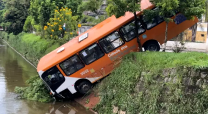 Ônibus cai em rio após motorista perder controle em Petrópolis na madrugada