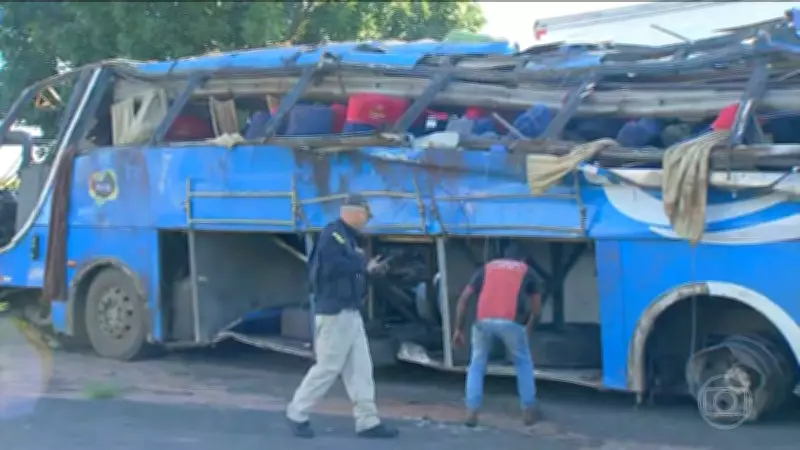 Ônibus com trabalhadores rurais capota na BR-153 em SP: 8 mortos em viagem de 3,5 mil km