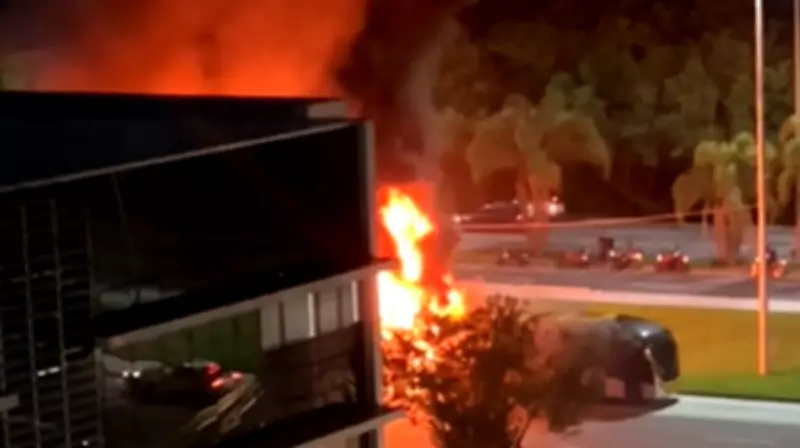 Ônibus do BRT pega fogo no Recreio, Rio de Janeiro, sem vítimas