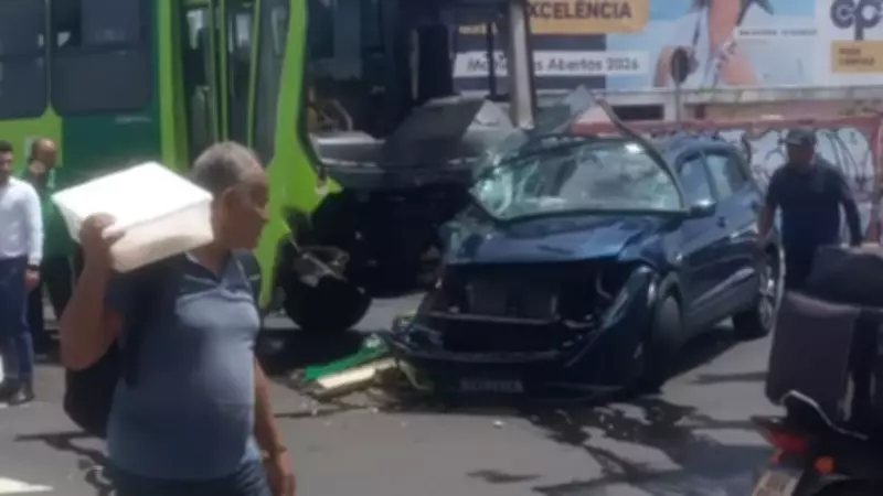 Ônibus e carro colidem em Teresina, deixam ferido e derramam combustível