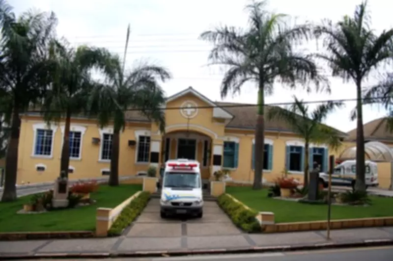 Ônibus Escolar Bate em Poste na Estrada Vicinal Adolpho Pecorari, Ferindo Seis Crianças e Monitora