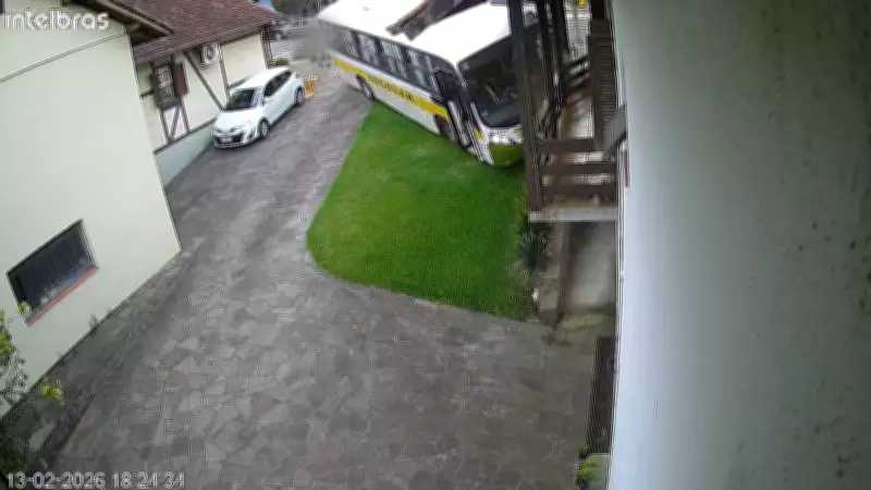 Ônibus escolar desgovernado atinge carros e casa na Serra Gaúcha com crianças a bordo