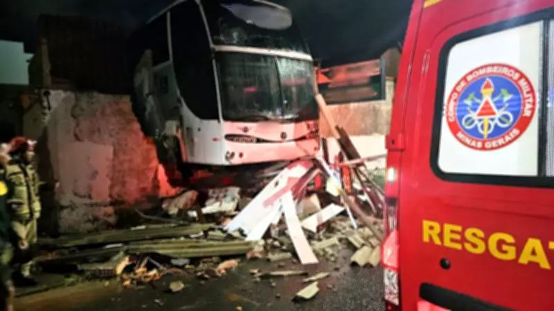 Ônibus invade escritório e deixa feridos em Uberaba após se mover sozinho em garagem
