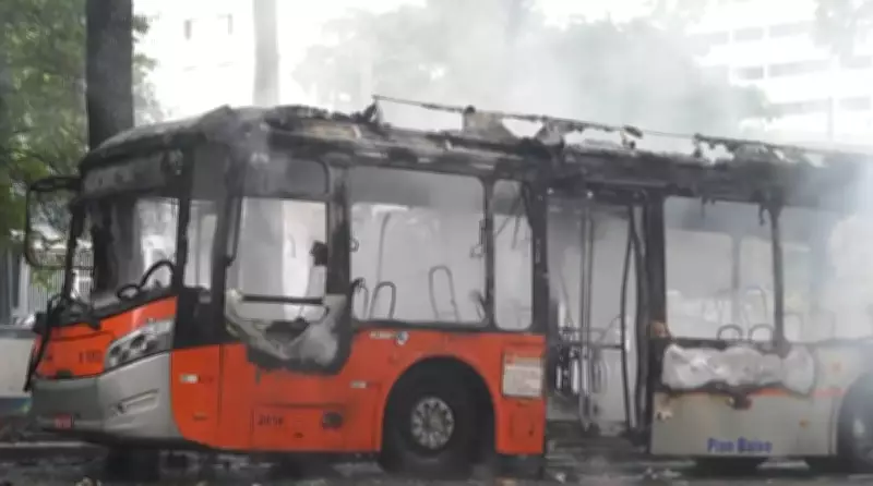 Ônibus pega fogo e gera caos no trânsito na Avenida Rebouças, em São Paulo