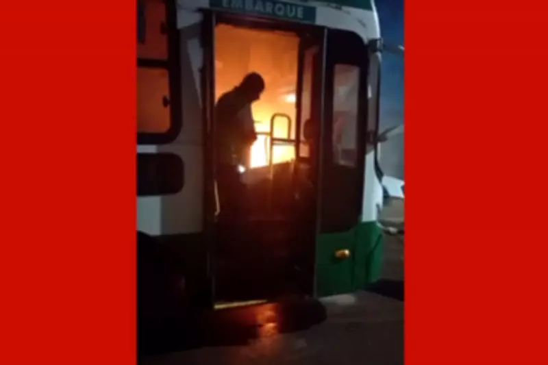 Ônibus pega fogo em Cuiabá; motorista usa extintor para controlar incêndio
