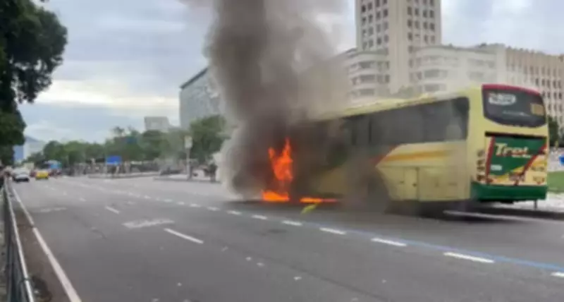 Ônibus pega fogo na Avenida Presidente Vargas, no Centro do Rio
