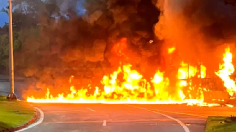 Ônibus pega fogo na Barra da Tijuca no Rio; passageiros escapam ilesos