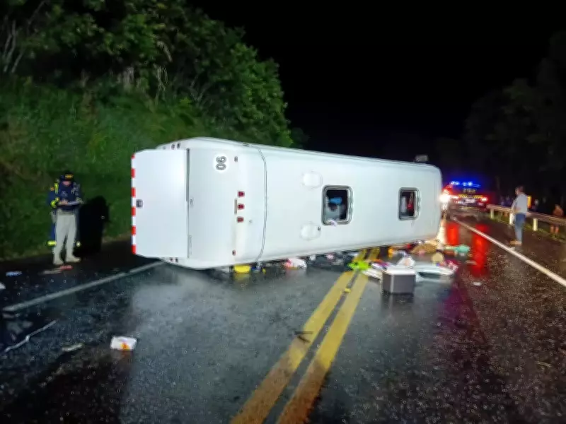 Ônibus tomba na BR-277 no Paraná: uma morte e 21 feridos em acidente grave