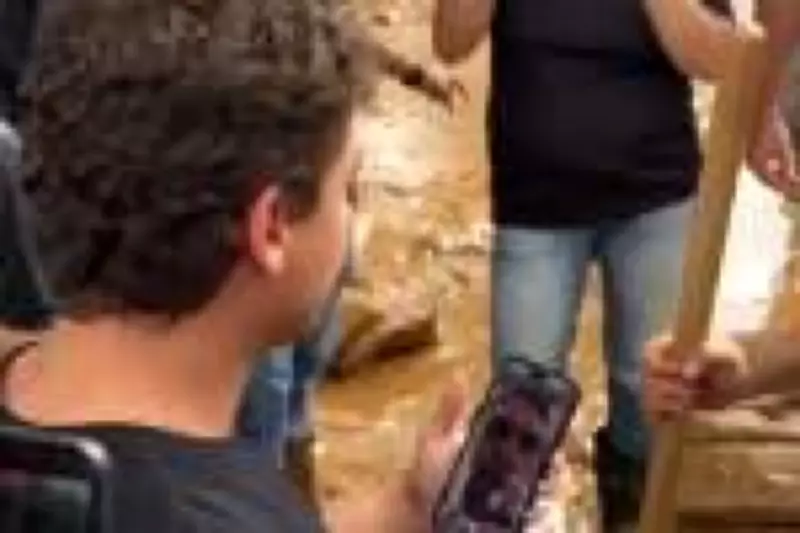 Nikolas Ferreira visita áreas de tragédia em MG e faz vídeo-chamada com Flávio Bolsonaro