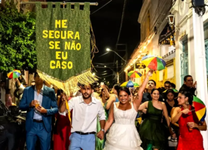 Noivos transformam casamento em desfile de carnaval nas ladeiras de Olinda