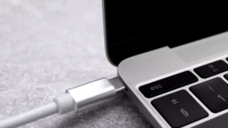 Notebook na tomada sempre: especialista revela riscos e cuidados para a bateria