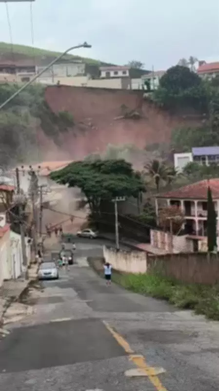 Novos desabamentos de casas assustam Bom Clima em Juiz de Fora após chuvas intensas