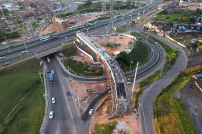 Obras do VLT em Salvador avançam com lançamento de vigas e alterações no trânsito próximo à BR-324
