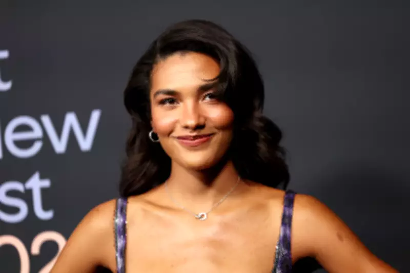 Olivia Dean: Favorita no Grammy e Apaixonada pela Cultura Brasileira