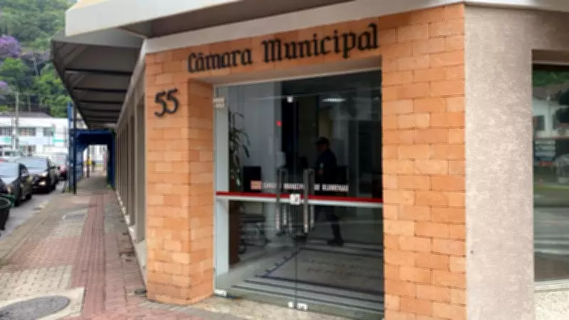 Operação da Polícia Civil mira gabinetes de vereadores em Blumenau por suspeita de rachadinha