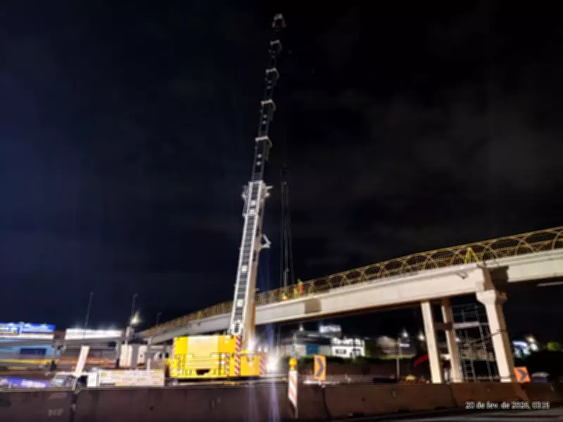 Operação noturna lança vigas de passarelas na Dutra em São José dos Campos