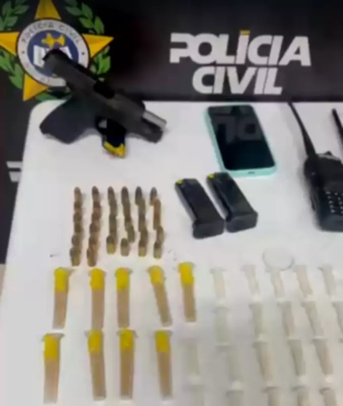 Operação policial em Barra Mansa prende gerente do tráfico e olheiro com armas e drogas
