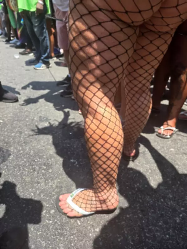 Paolla Oliveira abandona salto e se une à folia com o público no Cordão da Bola Preta