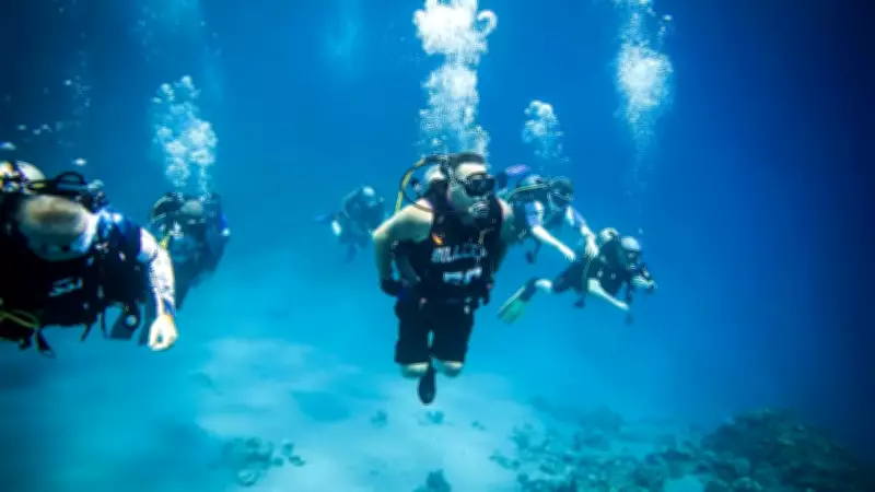 Paraplégico que perdeu perna em acidente realiza mergulho mais perigoso do mundo