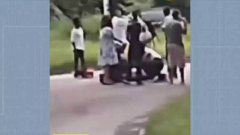 Passageira cadeirante cai de ônibus após porta abrir durante curva na Cidade de Deus