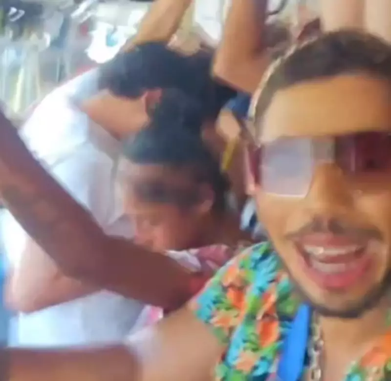 Passageiros transformam ônibus em pista de dança a caminho de bloco em Belo Horizonte