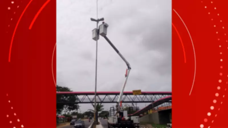 Passarela e ponto de ônibus da Unifap em Macapá recebem reparos na iluminação após reclamações