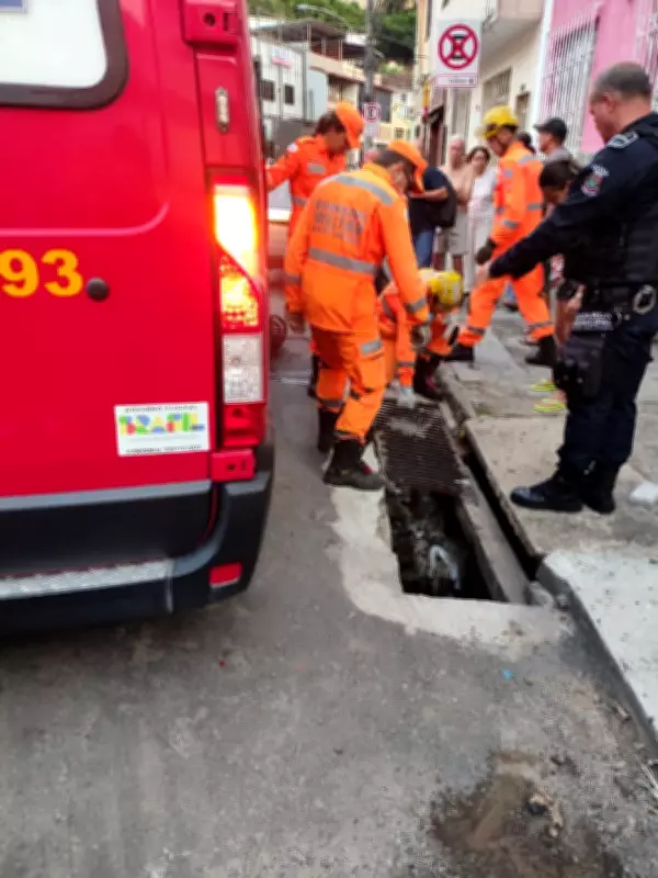 Pedestre sofre fraturas ao cair em bueiro de 1,5 metro com tampa quebrada em Juiz de Fora