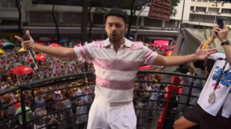 Pedro Sampaio arrasta multidão sob chuva em show pós-carnaval em Belo Horizonte