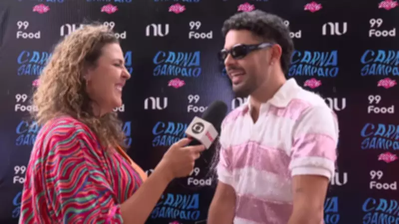 Pedro Sampaio chega abraçando fãs em bloco de BH e homenageia Zeca Pagodinho com fantasia