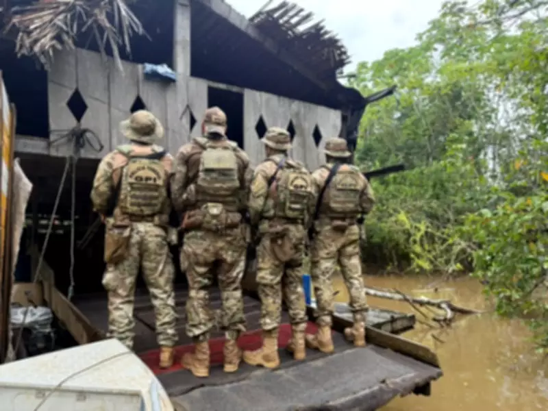 PF e Ibama destroem 29 embarcações em operação contra garimpo ilegal no Rio Madeira