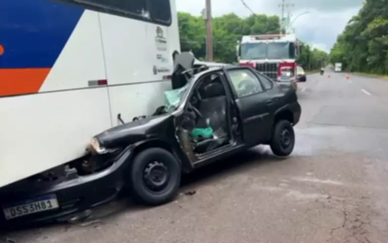 Pintor fica preso após carro colidir com ônibus parado em Ribeirão Preto