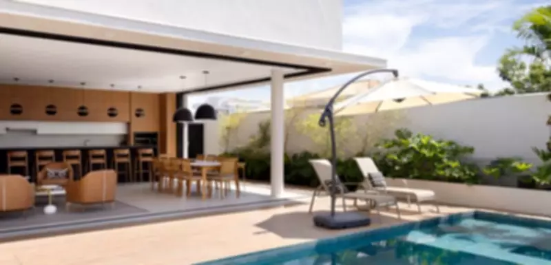 Pisos para áreas externas: como escolher com segurança e conforto no verão