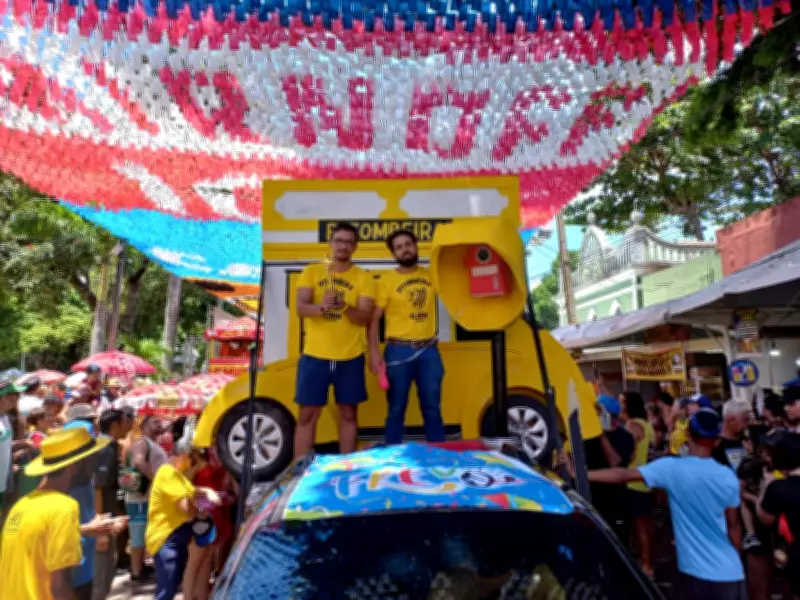 Pitombeira homenageia 'O Agente Secreto' e leva torcida pelo Oscar às ladeiras de Olinda