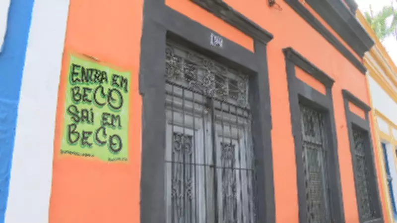 Placas no Sítio Histórico de Olinda resgatam tradição e guiam a folia do carnaval pernambucano