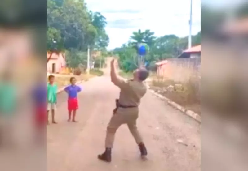 PM do Tocantins brinca de futebol com crianças em rua e viraliza nas redes sociais