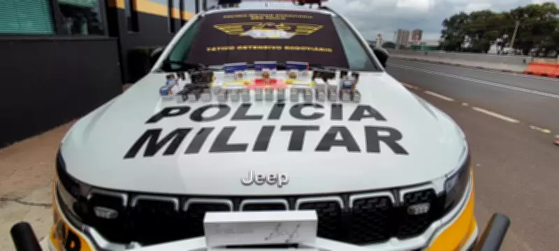 Polícia apreende medicamentos e perfumes contrabandeados em ônibus em Bauru