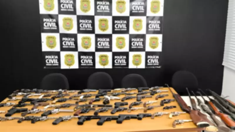 Polícia Civil de Araguari entrega 71 armas apreendidas ao Exército para destruição