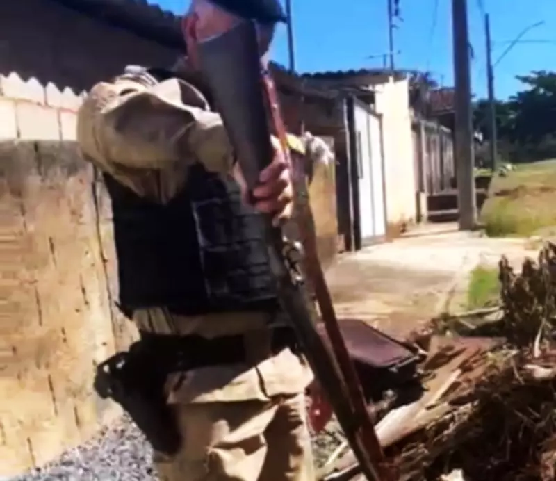 Polícia encontra arma roubada escondida em monte de terra após sequestro em Dores do Indaiá