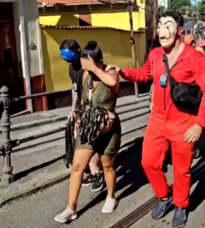 Policiais disfarçados como personagens de Casa de Papel prendem dupla em bloco de Santa Teresa