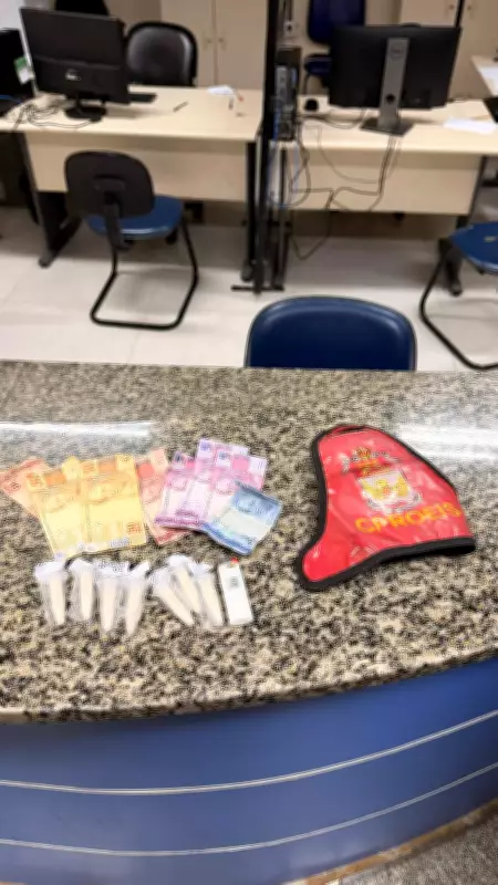 Policiais do CPROEIS prendem dois por tráfico de drogas em Iguaba Grande