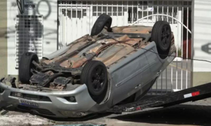 Policial militar sofre acidente e fica ferido após carro capotar em Feira de Santana