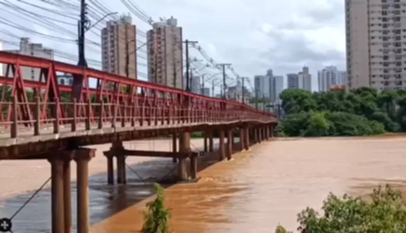 Ponte Barcelos Martins é interditada após cheia do Rio Paraíba do Sul causar danos estruturais